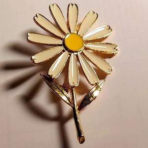 Vintage Daisy Enameled Goldtone Pin Brooch With F… - image 1